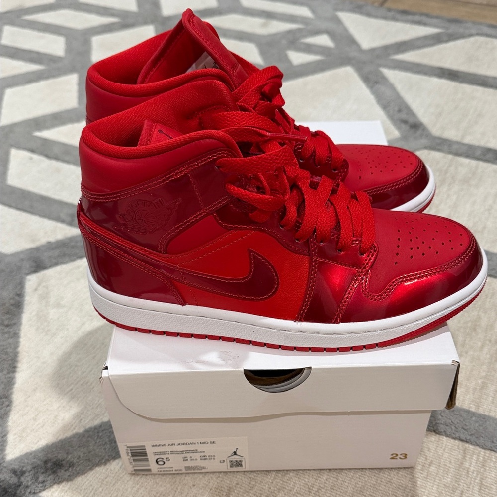 Nike Wmns Air Jordan 1 Mid SE ‘University Red/ White/ Pomegranate NIB Size 6.5